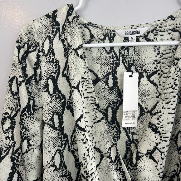 NWT BB Dakota Animal Print Satin Long Sleeve Cross Front Bodysuit Size Small - Picture 6 of 14